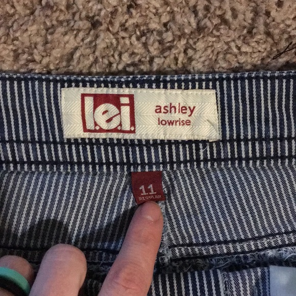 Juniors size 11 cut off shorts. Never worn - Picture 3 of 3